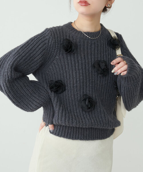 natural couture(ナチュラルクチュール)の「オーガンジーフラワー畦ニット(ニット/セーター・レディース・ラベンダー/ライトベージュ/ブラック/グレー/チャコールグレー・FREE)」の3枚目の写真