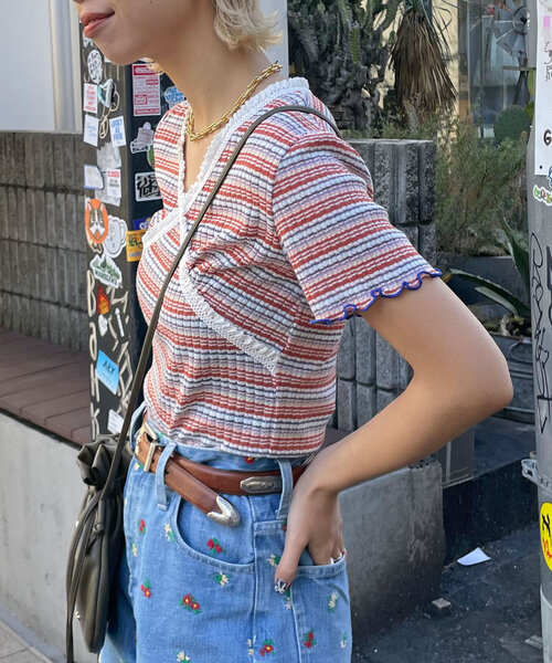HELLO.SANFRANCISCO(ハローサンフランシスコ)の「【HELLO.SANFRANCISCO/ハローサンフランシスコ】マルチボーダーレースフリルトップス(Tシャツ/カットソー・レディース・ブルー/レッド・ONE SIZE)」の4枚目の写真