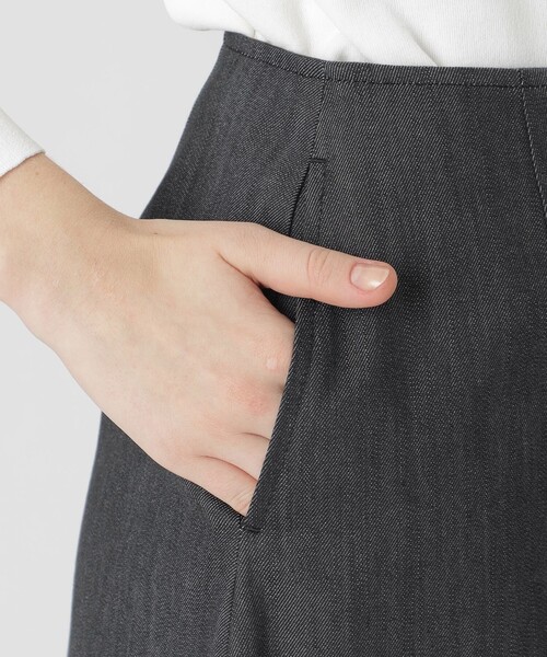 BLUE LABEL CRESTBRIDGE(ブルーレーベルクレストブリッジ)の「スラブシャンブレーデニムミニスカート(スカート・レディース・ダークネイビー/ベージュ/ブルー系その他4・38/36)」の9枚目の写真