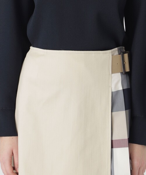 BLUE LABEL CRESTBRIDGE(ブルーレーベルクレストブリッジ)の「スラブシャンブレーデニムミニスカート(スカート・レディース・ダークネイビー/ベージュ/ブルー系その他4・38/36)」の21枚目の写真