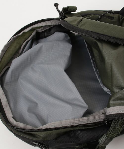 Mammut(マムート)の「【女性用15Lサイズ】リチウム 15 ウィメンズ / Lithium 15 Women / バックパック(バックパック/リュック・レディース・カーキ/アイボリー/レッド・15L)」の6枚目の写真