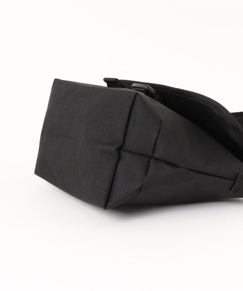 Manhattan Portage（マンハッタンポーテージ）の「Manhattan Portage/マンハッタンポーテージ ショルダーバッグ Nylon Messenger Bag Flap Zipper Pocket TOM＆JERRY 85TH MP1603FZPTJ（ショルダーバッグ・メンズ・ブラック×レッド・FREE）」の3枚目の写真