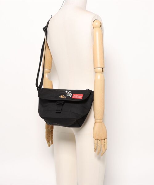 Manhattan Portage（マンハッタンポーテージ）の「Manhattan Portage/マンハッタンポーテージ ショルダーバッグ Nylon Messenger Bag Flap Zipper Pocket TOM＆JERRY 85TH MP1603FZPTJ（ショルダーバッグ・メンズ・ブラック×レッド・FREE）」の5枚目の写真