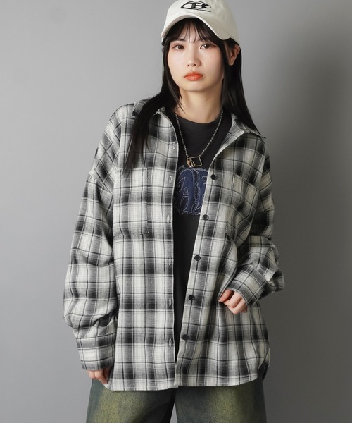 SPINNS（スピンズ）の「オーバーサイズビッグチェックシャツ（シャツ/ブラウス・レディース・ブラック/ブラウン/ネイビー・ONESIZE）」の11枚目の写真