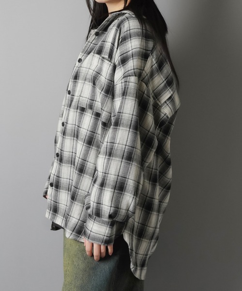 SPINNS（スピンズ）の「オーバーサイズビッグチェックシャツ（シャツ/ブラウス・レディース・ブラック/ブラウン/ネイビー・ONESIZE）」の7枚目の写真