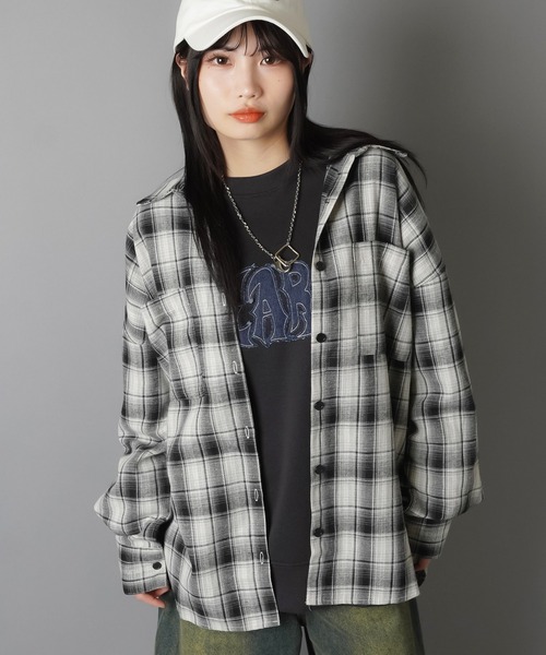 SPINNS（スピンズ）の「オーバーサイズビッグチェックシャツ（シャツ/ブラウス・レディース・ブラック/ブラウン/ネイビー・ONESIZE）」の12枚目の写真