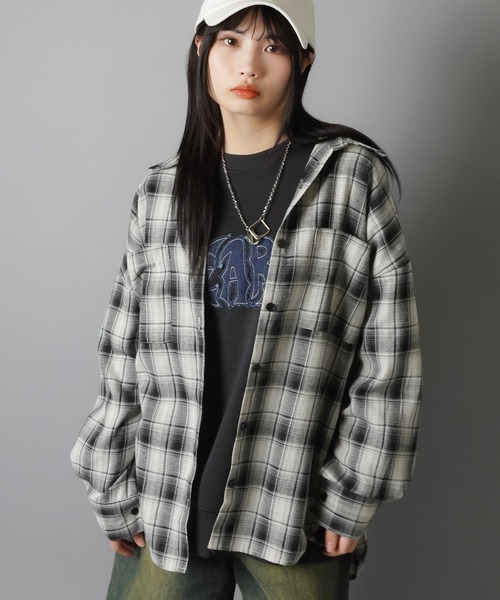 SPINNS（スピンズ）の「オーバーサイズビッグチェックシャツ（シャツ/ブラウス・レディース・ブラック/ブラウン/ネイビー・ONESIZE）」の10枚目の写真