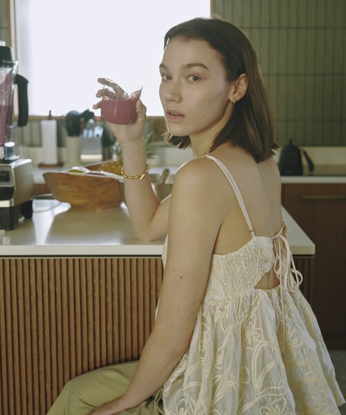 Firsthand(ファーストハンド)の「Firsthand/ファーストハンド コード刺繍チュールキャミソールトップス(キャミソール・レディース・オフホワイト/ブラック・FREE)」の4枚目の写真