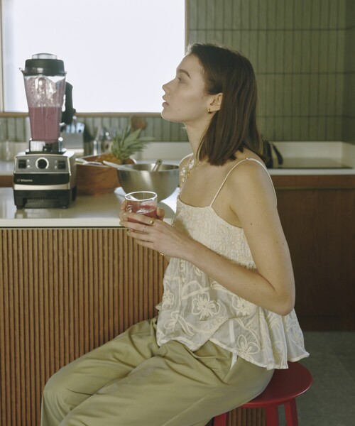 Firsthand(ファーストハンド)の「Firsthand/ファーストハンド コード刺繍チュールキャミソールトップス(キャミソール・レディース・オフホワイト/ブラック・FREE)」の5枚目の写真