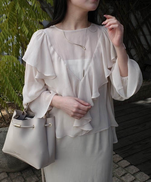 mysty woman（ミスティウーマン）の「【MiO企画】楊柳フリルブラウス2 329022（シャツ/ブラウス・レディース・オフホワイト/ブルー/ブラック/ライトピンク・FREE）」の2枚目の写真