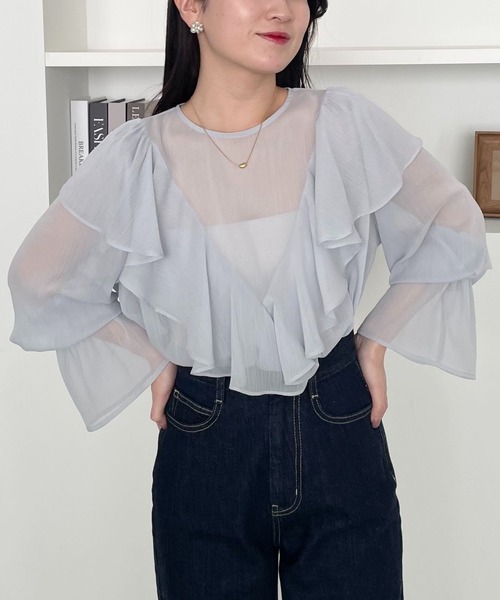 mysty woman（ミスティウーマン）の「【MiO企画】楊柳フリルブラウス2 329022（シャツ/ブラウス・レディース・オフホワイト/ブルー/ブラック/ライトピンク・FREE）」の3枚目の写真