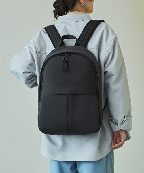 EDITA.（エディータ）の「ネオプレン ヘルメットリュック　通勤 / 通学（バックパック/リュック・レディース・ライトグレー/スミクロ・FREE）」の2枚目の写真