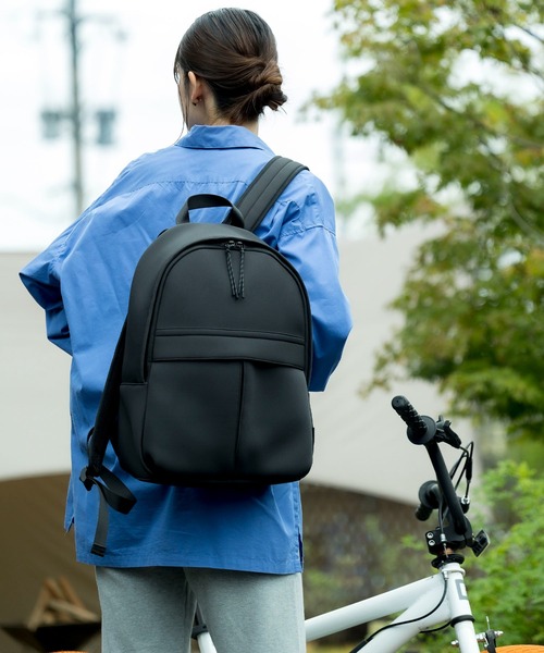 EDITA.（エディータ）の「ネオプレン ヘルメットリュック　通勤 / 通学（バックパック/リュック・レディース・ライトグレー/スミクロ・FREE）」の4枚目の写真