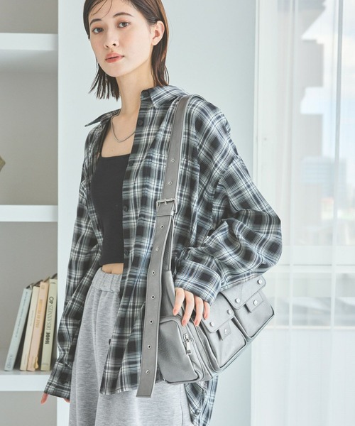 LAKOLE（ラコレ）の「ZIPコンビポケットワンショルダーバッグ / 495400（ショルダーバッグ・レディース・オフホワイト/ブラック/ブラウン/レッド/シルバー/ロイヤルブルー・FREE）」の6枚目の写真