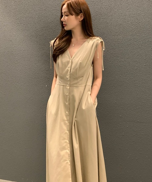 LAFFMO（ラフモ）の「Vネックノースリーブシャツワンピース（ワンピース・レディース・ブラック/ホワイト/キャメル・F）」の3枚目の写真