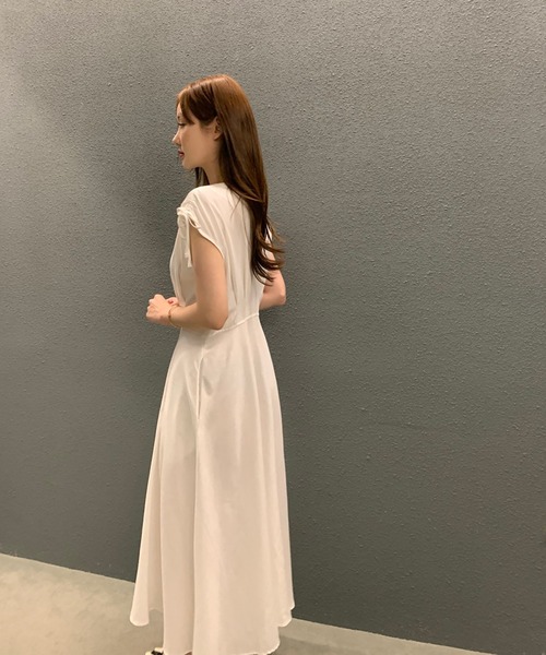 LAFFMO（ラフモ）の「Vネックノースリーブシャツワンピース（ワンピース・レディース・ブラック/ホワイト/キャメル・F）」の11枚目の写真