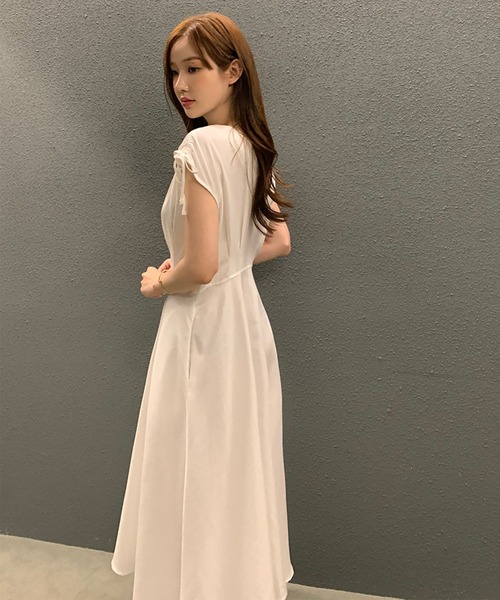 LAFFMO（ラフモ）の「Vネックノースリーブシャツワンピース（ワンピース・レディース・ブラック/ホワイト/キャメル・F）」の4枚目の写真