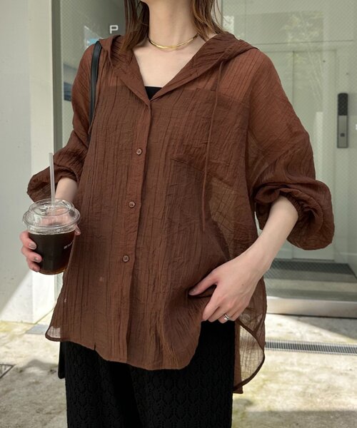 CIAOPANIC TYPY（チャオパニックティピー）の「【新色追加/体型カバーも叶う】フード付きシアーシャツ（シャツ/ブラウス・レディース・グリーン/ブラウン/ホワイト/ブラック/モカ/イエロー/ブルー/オフホワイト/ブラック系その他/サックスブルー/ベージュ/レモンイエロー・ONE SIZE）」の5枚目の写真