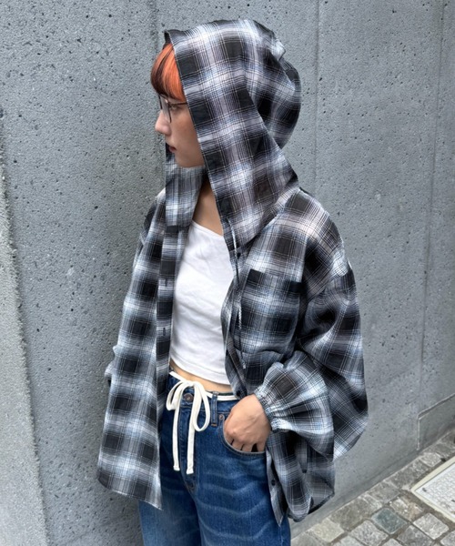 CIAOPANIC TYPY（チャオパニックティピー）の「【新色追加/体型カバーも叶う】フード付きシアーシャツ（シャツ/ブラウス・レディース・グリーン/ブラウン/ホワイト/ブラック/モカ/イエロー/ブルー/オフホワイト/ブラック系その他/サックスブルー/ベージュ/レモンイエロー・ONE SIZE）」の4枚目の写真