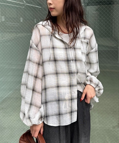 CIAOPANIC TYPY（チャオパニックティピー）の「【新色追加/体型カバーも叶う】フード付きシアーシャツ（シャツ/ブラウス・レディース・グリーン/ブラウン/ホワイト/ブラック/モカ/イエロー/ブルー/オフホワイト/ブラック系その他/サックスブルー/ベージュ/レモンイエロー・ONE SIZE）」の2枚目の写真