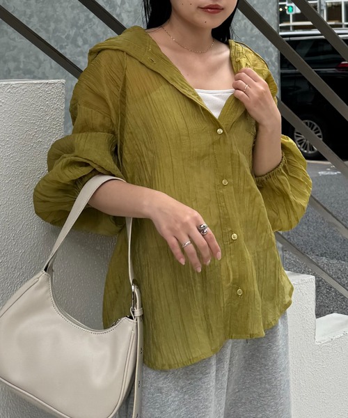 CIAOPANIC TYPY（チャオパニックティピー）の「【新色追加/体型カバーも叶う】フード付きシアーシャツ（シャツ/ブラウス・レディース・グリーン/ブラウン/ホワイト/ブラック/モカ/イエロー/ブルー/オフホワイト/ブラック系その他/サックスブルー/ベージュ/レモンイエロー・ONE SIZE）」の8枚目の写真