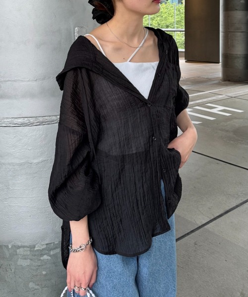 CIAOPANIC TYPY（チャオパニックティピー）の「【新色追加/体型カバーも叶う】フード付きシアーシャツ（シャツ/ブラウス・レディース・グリーン/ブラウン/ホワイト/ブラック/モカ/イエロー/ブルー/オフホワイト/ブラック系その他/サックスブルー/ベージュ/レモンイエロー・ONE SIZE）」の3枚目の写真