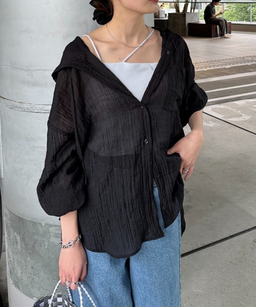 CIAOPANIC TYPY（チャオパニックティピー）の「【新色追加/体型カバーも叶う】フード付きシアーシャツ（シャツ/ブラウス・レディース・グリーン/ブラウン/ホワイト/ブラック/モカ/イエロー/ブルー/オフホワイト/ブラック系その他/サックスブルー/ベージュ/レモンイエロー・ONE SIZE）」の14枚目の写真