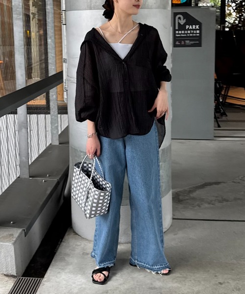 CIAOPANIC TYPY（チャオパニックティピー）の「【新色追加/体型カバーも叶う】フード付きシアーシャツ（シャツ/ブラウス・レディース・グリーン/ブラウン/ホワイト/ブラック/モカ/イエロー/ブルー/オフホワイト/ブラック系その他/サックスブルー/ベージュ/レモンイエロー・ONE SIZE）」の16枚目の写真