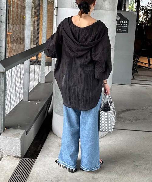 CIAOPANIC TYPY（チャオパニックティピー）の「【新色追加/体型カバーも叶う】フード付きシアーシャツ（シャツ/ブラウス・レディース・グリーン/ブラウン/ホワイト/ブラック/モカ/イエロー/ブルー/オフホワイト/ブラック系その他/サックスブルー/ベージュ/レモンイエロー・ONE SIZE）」の17枚目の写真