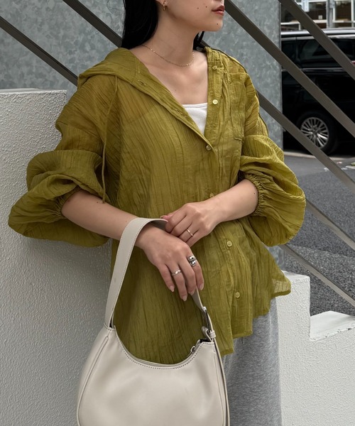 CIAOPANIC TYPY（チャオパニックティピー）の「【新色追加/体型カバーも叶う】フード付きシアーシャツ（シャツ/ブラウス・レディース・グリーン/ブラウン/ホワイト/ブラック/モカ/イエロー/ブルー/オフホワイト/ブラック系その他/サックスブルー/ベージュ/レモンイエロー・ONE SIZE）」の19枚目の写真