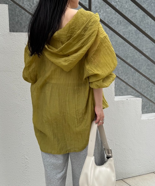 CIAOPANIC TYPY（チャオパニックティピー）の「【新色追加/体型カバーも叶う】フード付きシアーシャツ（シャツ/ブラウス・レディース・グリーン/ブラウン/ホワイト/ブラック/モカ/イエロー/ブルー/オフホワイト/ブラック系その他/サックスブルー/ベージュ/レモンイエロー・ONE SIZE）」の21枚目の写真