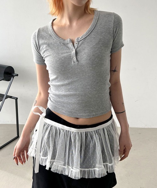 4INT.(フォイント)の「ヘンリーネック 無地 クロップド 半袖 Tシャツ(Tシャツ/カットソー・レディース・ホワイト/ブラック/グレー・FREE)」の3枚目の写真
