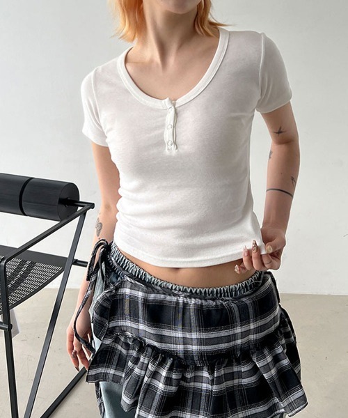4INT.(フォイント)の「ヘンリーネック 無地 クロップド 半袖 Tシャツ(Tシャツ/カットソー・レディース・ホワイト/ブラック/グレー・FREE)」の1枚目の写真