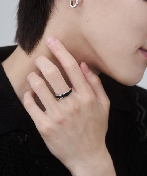 WYZ surgical stainless(ダブリューワイジィーサージカルステンレス)の「【 金属アレルギー対応 】バイカラー ラインリング サージカルステンレス(リング・メンズ・シルバー・20号/18号/16号)」の4枚目の写真