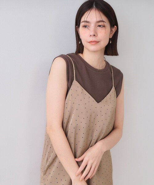 OPAQUE.CLIP（オペークドットクリップ）の「ランダムドット サテンキャミワンピース【洗濯機洗い可】（ワンピース・レディース・ブラック系/ベージュ系・38/40）」の4枚目の写真