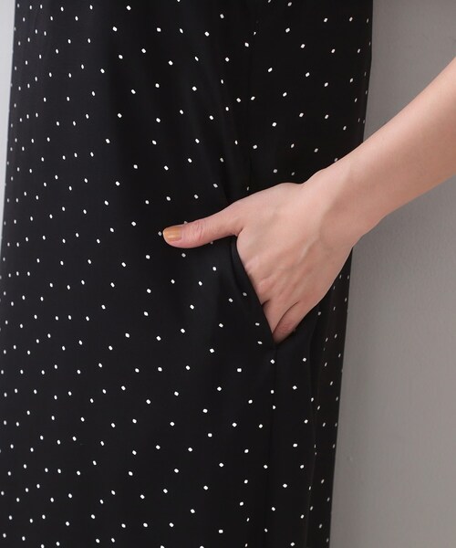 OPAQUE.CLIP（オペークドットクリップ）の「ランダムドット サテンキャミワンピース【洗濯機洗い可】（ワンピース・レディース・ブラック系/ベージュ系・38/40）」の12枚目の写真