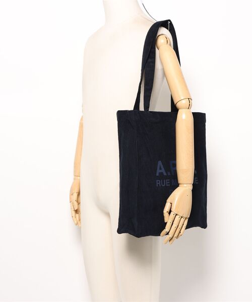 A.P.C.(アーペーセー)の「TOTE LOU RUE MADAME(トートバッグ・メンズ・ネイビー・ONESIZE)」の5枚目の写真