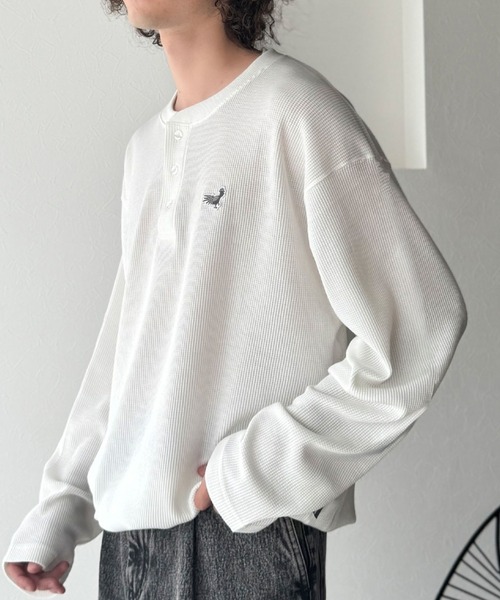 Classical Origin（クラシカルオリジン）の「「春秋の必需品。」ピグメント加工サーマルヘンリーネックTシャツ（長袖）/Pigment-Dyed Thermal Henley T-Shirt（Tシャツ/カットソー・メンズ・チャコールグレー/アイボリー/ネイビー・LARGE/SMALL/MEDIUM）」の2枚目の写真