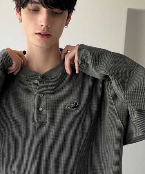 Classical Origin（クラシカルオリジン）の「「春秋の必需品。」ピグメント加工サーマルヘンリーネックTシャツ（長袖）/Pigment-Dyed Thermal Henley T-Shirt（Tシャツ/カットソー・メンズ・チャコールグレー/アイボリー/ネイビー・LARGE/SMALL/MEDIUM）」の6枚目の写真