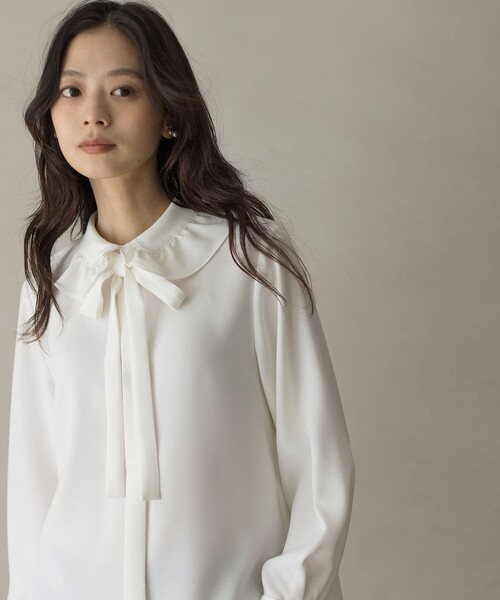 組曲（クミキョク）の「ボウタイ付きフリルカラー ブラウス（シャツ/ブラウス・レディース・アイボリー系・2/3）」の2枚目の写真