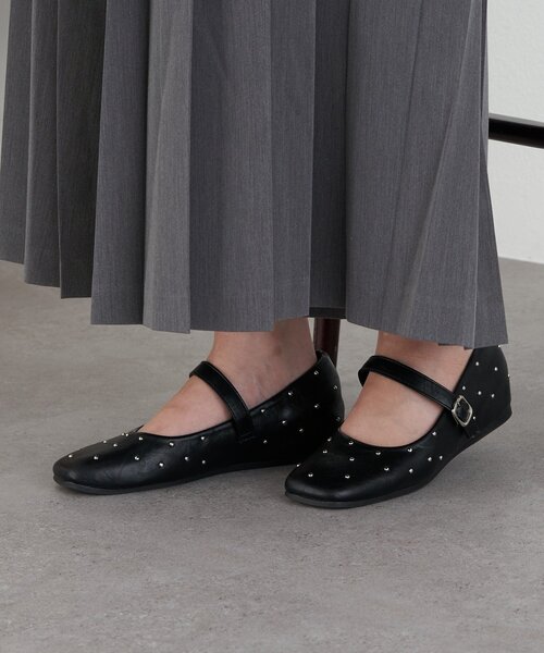 CIAOPANIC(チャオパニック)の「【Lumé/ルメ】スタッズストラップフラットシューズ(パンプス・レディース・ブラック/アイボリー・MEDIUM/SMALL/LARGE)」の2枚目の写真