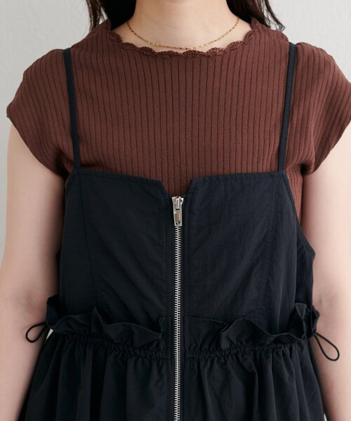 natural couture（ナチュラルクチュール）の「【WEB限定】〈mamamo〉ウエストフリル付きZIPキャミワンピース（ワンピース・レディース・ブラック/チャコールグレー/モカ・FREE）」の8枚目の写真