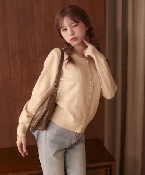 TITTY&CO.（ティティーアンドコー）の「ハートボタンカーディガン（カーディガン/ボレロ・レディース・アイボリー/ブルー/ブラック/グレー/ベージュ・FREE）」の4枚目の写真