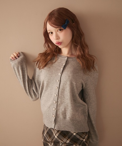 TITTY&CO.（ティティーアンドコー）の「ハートボタンカーディガン（カーディガン/ボレロ・レディース・アイボリー/ブルー/ブラック/グレー/ベージュ・FREE）」の3枚目の写真