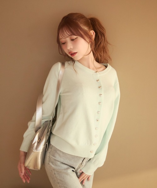 TITTY&CO.（ティティーアンドコー）の「ハートボタンカーディガン（カーディガン/ボレロ・レディース・アイボリー/ブルー/ブラック/グレー/ベージュ・FREE）」の5枚目の写真