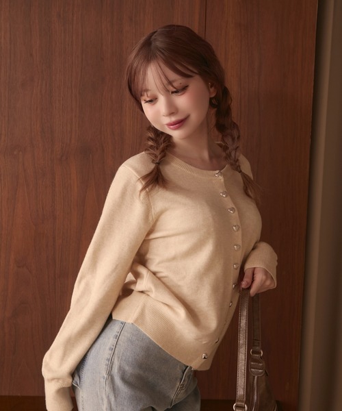 TITTY&CO.（ティティーアンドコー）の「ハートボタンカーディガン（カーディガン/ボレロ・レディース・アイボリー/ブルー/ブラック/グレー/ベージュ・FREE）」の22枚目の写真