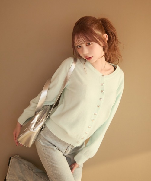 TITTY&CO.（ティティーアンドコー）の「ハートボタンカーディガン（カーディガン/ボレロ・レディース・アイボリー/ブルー/ブラック/グレー/ベージュ・FREE）」の16枚目の写真