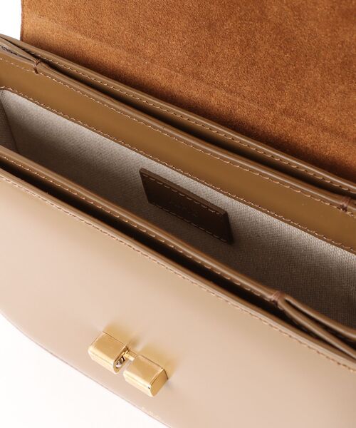 A.P.C.（アーペーセー）の「SAC GRACE SMALL（ショルダーバッグ・レディース・ダークベージュ・ONESIZE）」の3枚目の写真