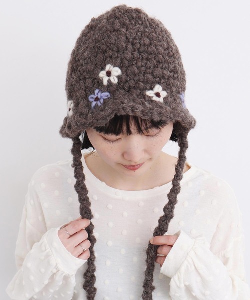 l'atelier du savon（アトリエドサボン）の「ちいさな花のハンドニットハット（ニットキャップ/ビーニー・レディース・オフホワイト/ブラウン・FREE）」の2枚目の写真