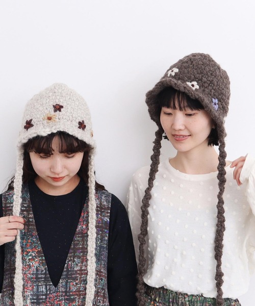 l'atelier du savon（アトリエドサボン）の「ちいさな花のハンドニットハット（ニットキャップ/ビーニー・レディース・オフホワイト/ブラウン・FREE）」の5枚目の写真